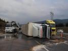 TEMde TIR devrildi, trafik fel oldu!