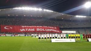 Tm profesyonel msabakalarda sayg duruu yapld.