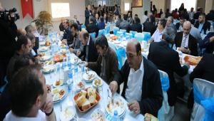 Bakan Ylmaz  yz din grevlisi ile yemekte bulutu