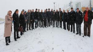 Bakan Ylmaz meclis yeleri ile birlikte almalar gezdi