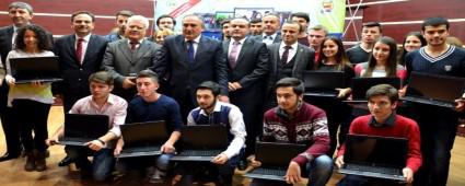 Ak Lise mezunlarna da laptop hediye edilecek