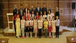 Kitap okuyan rencilere madalya