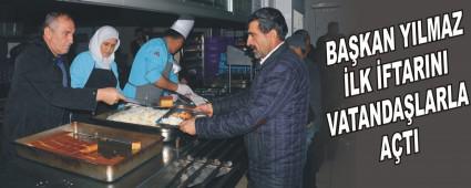 BAKAN YILMAZ LK FTARINI VATANDALARLA ATI