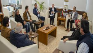 REKTR ALARLI, AIK KAPI HALK GNNDE BOLULULARI MSAFR ETT