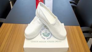 REKTR ALARLI SALIK ALIANLARI N ZEL RETLEN AYAKKABIYI TANITTI