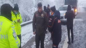 Yolda mahsur kalan vatandalarn yardmna orman ekipleri yetiti