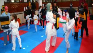 ANNELER KARATE YAPTI