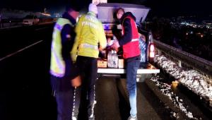 OTOYOLDA MAHSUR KALANLARA YARDIMA KOTULAR