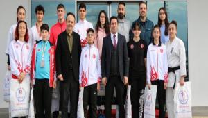 AMPYONLARDAN GLER\'E ZYARET