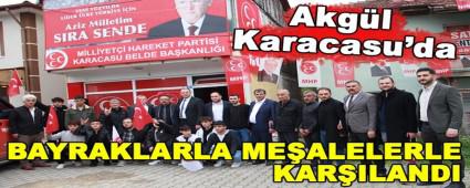 Akgl, Bayraklarla mealelerle karland