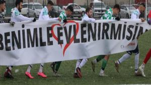 Bolu\'da hakem tribndeki kz arkadana evlilik teklifinde bulundu