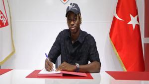 Nijeryal futbolcu Rasheed Akanbi ile 2 yllk szleme