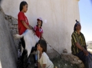 5 ya��ndaki k�z ke�iden s�t� emerek i�iyor