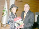 Ba�kan, ��retmenine hediye verdi