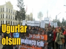 Mumlar yak�ld�, karanfiller b�rak�ld�