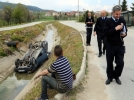 Otomobil sulama kanal�na devrildi
