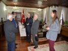 Vali sanat��larla bulu�tu