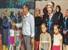Diplomas�n� ikiz k�zlar�yla birlikte ald�