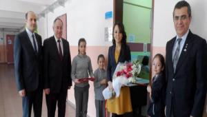 OKUYANA YARDIM EL� UZATIYORLAR