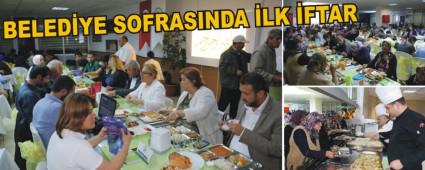 Vatanda�lar ilk iftar�n� Belediye sofras�nda a�t�