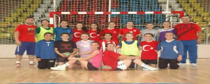Bayan Hentbolcular �ampiyonluk yolunda