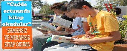 Cadde ortas�nda kitap okudular