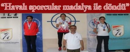Haval� sporcular madalya ile d�nd�