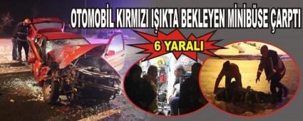 OTOMOB�L KIRMIZI I�IKTA BEKLEYEN M�N�B�SE �ARPTI: 6 YARALI