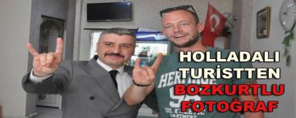 HOLLADALI TUR�STTEN BOZKURTLU FOTO�RAF