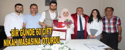 B�R G�NDE 60 ��FT N�KAH MASASINA OTURDU