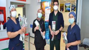 Hem�ireler G�n�nde �i�ek Hediye Edildi