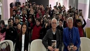 GEN�LER OKUDUKLARI YAZARLA BULU�TU: KARACASU\'DA ANLAMLI ETK�NL�K